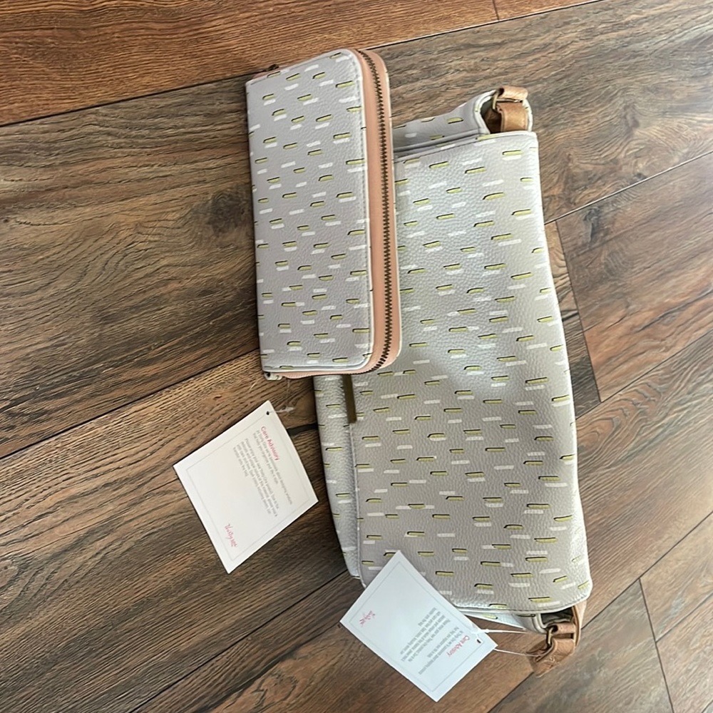 THIRSTY ONE PURSE. WHITE WITH LIGHT GREEN AND WHITE PATTERN.